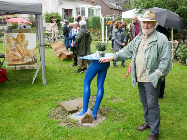 B2. Kunst im Park. Gastgeber Helmut Schmidt steht an seiner Skulptur inmitten des Kunstparks. - © Thomas Krügler
