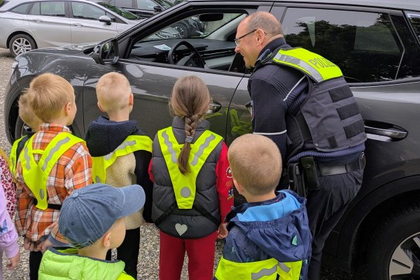 Kitakinder verteilen nach Geschwindigkeitsmessungen Lollis an Autofahrer. - © Polizei Lippe