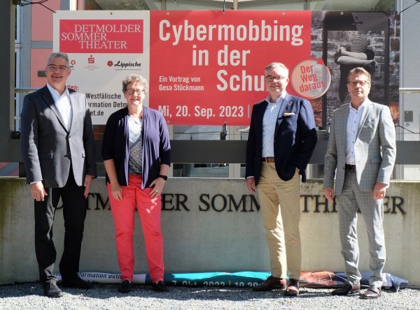 Gemeinsam gegen Cybermobbing und für Prävention: Franz-Gerd Brökel (Sparkasse Paderborn-Detmold-Höxter), Dr. A. Heinrike Heil (Stiftung „Für Lippe“), Sven Limberg (Lippischen Landesbrandversicherung) und Jochen Ehrhardt (Detmolder Sommertheater, von links). - © Karen Hansmeier/Detmolder Sommertheater