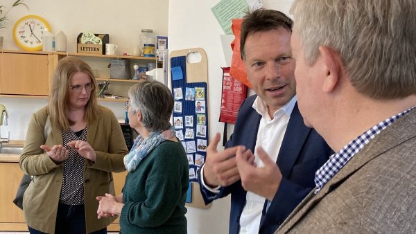 Beim Besuch einer Gruppe des Familienzentrums Vahlhausen besprechen sich (von rechts) Manfred Klocke, Vorsitzender des Vereins für Körper- und Mehrfachbehinderte im Kreis Lippe und Bürgermeister Frank Hilker. - © Stadt Detmold