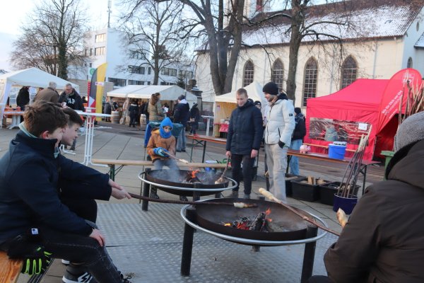 Die Feuerschalen in der Mitte des Marktplatzes hatten einen doppelten Nutzen: Die Glut wärmte und erhitzte zugleich das Stockbrot. Foto: Knut Dinter - © Knut Dinter