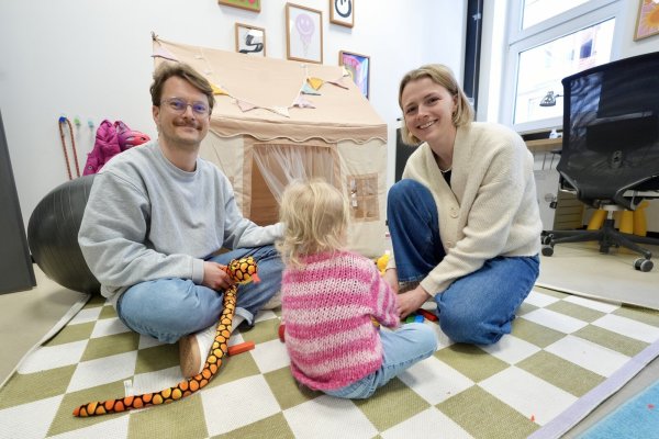 So nicht: Jannis und Leslie Johannmeier haben ihre Tochter Emmi aus einer Bielefelder Kita genommen. In ihrer Agentur gibt es jetzt ein extra Kinderbüro. - © Peter Unger