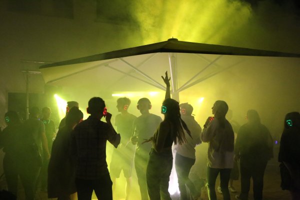 Im Sommer 2021 tanzen Gäste bei einer "Silent Party" in Bad Salzuflen. Die Farbe der Kopfhörer zeigt die jeweils gehörte Musikrichtung an. - © Alina Hetland