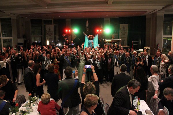 Party pur im Kurhaus. Die Schützen feiern 2017 das 450-jährige Bestehen der Salzufler Gesellschaft mit der Soulsängerin Esther Filly als Stargast. Diese Gala war die letzte ihrer Art an der Parkstraße. - © Schützen Bad Salzuflen