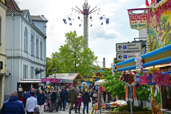 Der Kettenflieger „Big Ben Tower“ war mit seinen 40 Metern Höhe einer der Hingucker auf der diesjährigen Frühjahrskirmes in Schötmar. - © Nicole Ellerbrake