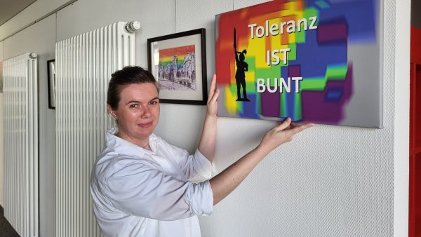 Paula Sophie Prüssner, Leiterin der Stadtbücherei Bad Salzuflen, stellt die farbenfrohen Bilder der aktuellen Ausstellung vor. - © Freya Köhring