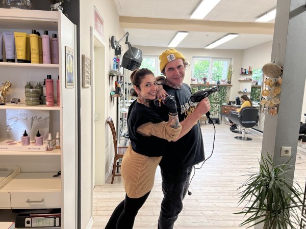 Ali und Esra Kanbal betreiben in der Papenstraße seit Ende vergangenen Jahres ihr eigenes Geschäft. Ali ist gelernter Friseur, Esra hat in einem abgegrenzten Raum im Salon ein Tattoostudio eröffnet. - © Seda Hagemann