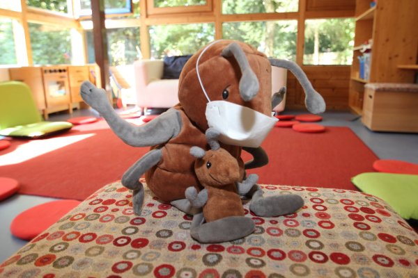 Ameise Fred im Familienzentrum Dewitzstraße in Lemgo trägt Maske, die kleine Ameise nicht. - © Jens Rademacher