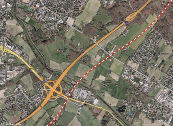 So könnte eine zweigleisige Bahnlinie parallel zur A 2 über Bad Salzufler Gebiet verlaufen. Auf Höhe der Werreauen hat das Gutachterbüro Schüßler-Plan eine 1,8 Kilometer lange Talbrücke vorgesehen. Durch den Obernberg (rechts oben) würde dann ein 2,75 Kilometer langer Tunnel mit zwei Röhren führen. Diese Trasse ist jedoch erst mal nur ein Gedankenspiel, die konkrete Planung seitens der Deutschen Bahn steht noch aus. - © Geobasis NRW