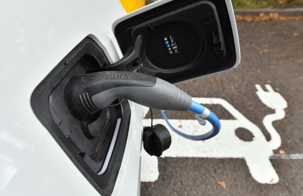 "Solarstrom für Elektroautos" heißt der neue Zuschuss. Er soll es Privatleuten erleichtern, ihr E-Auto mit eigenem Solarstrom aufzuladen. - © Hendrik Schmidt