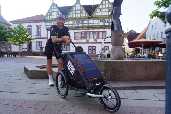 Auf seiner 7700 Kilometer langen "Marathon-Odyssee" läuft Stefan Santifaller aus Südtirol in 182 Tagen quer durch Europa - von Portugal zum Nordkap. Die Hälfte seines Abenteuers hat er bereits hinter sich, Tag 92 führte ihn durch Blomberg. Dort haben ihn vor allem die Fachwerkhäuser sehr beeindruckt, wie er sagt. - © Michaela Weiße