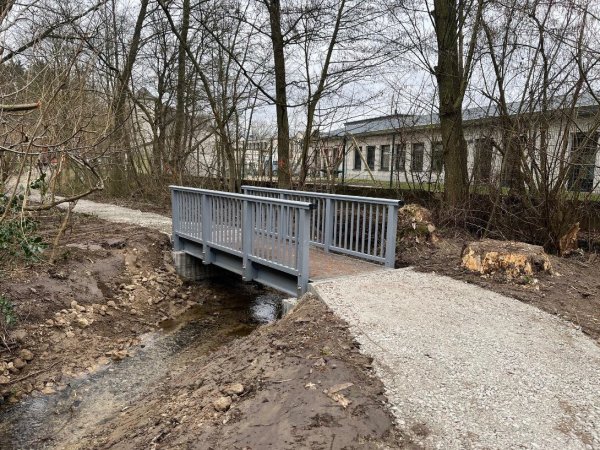 Eine neue Brücke führt über den Haferbach in Ehlenbruch. - © Stadt Lage