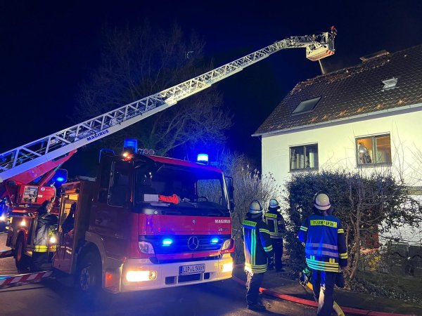 Die Feuerwehrkräfte sind im Einsatz, um den Brand zu löschen. - © Feuerwehr Lemgo
