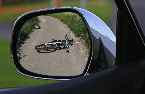 Der entgegenkommende Radfahrer erkannte die Situation zu spät, bremste stark und kollidierte mit zwei Autos. - © Symbolfoto: pixabay.com