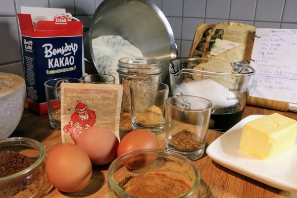 In der Weihnachtsbäckerei gibt es manche Kleckerei. Mehl, Eier, Zucker und Gewürze - alles sammelt sich auf der Arbeitsfläche. So sieht es derzeit in vielen Küchen in ganz Lippe aus - auch in denen unserer Redakteure. - © Yvonne Glandien