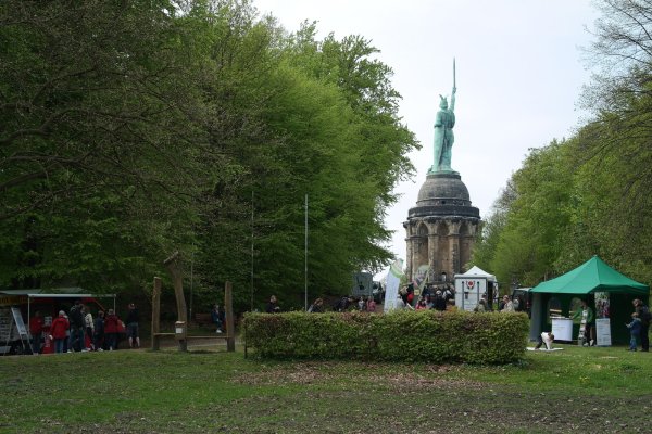 Am Hermannsdenkmal begrüßt der Naturpark Teutoburger Wald/Eggegebirge den Frühling mit einem Familienfest. - © Naturpark Teutoburger Wald/Eggegebirge