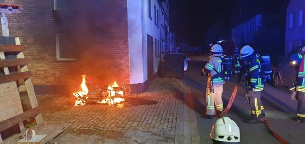 In der Neuen Straße in Alverdissen brennt in der Nacht zum Freitag ein Motorrad. - © Feuerwehr Barntrup