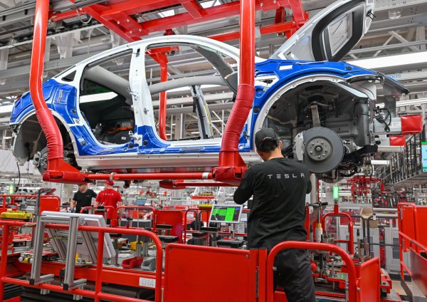 Das Archivbild zeigt das Tesla-Werk in Grünheide, Brandenburg. Dort arbeitet auch Karim. - © Patrick Pleul