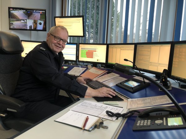 Feuerwehrchef Klaus Wegener scheidet Anfang Februar aus seinem Amt aus. Das Bild zeigt ihn in der Leitstelle der Feuerwehr an der Orpingstraße. - © Till Brand