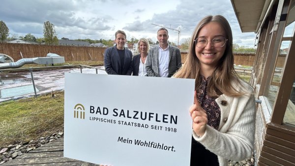 Melina Wagner (vorne) von der Agentur "Remy & Remy" zeigt das neue Logo. Im Hintergrund (von links) Felix Remy von der Agentur, Kämmerin Melanie Kohring und Bürgermeister Dirk Tolkemitt. - © Alexandra Schaller
