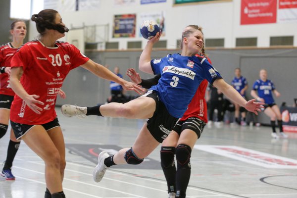 Selten konnte sich Blombergs Laura Rüffieux so in Szene setzen, wie hier gegen die Vipers Maxime Struijs (Nummer 20), und Marieke Blase. - © malafo/Matthias Lange