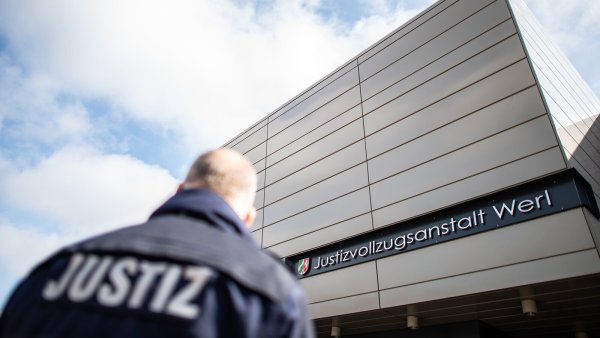 In NRW werden die gefährlichsten Straftäter in Sicherungsverwahrung in der JVA Werl untergebracht – in einem gesonderten Bereich. - © dpa