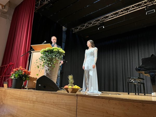 Kaniar Mohammad wird für das beste Abitur an der Gesamtschule Aspe geehrt. - © Gesamtschule Aspe