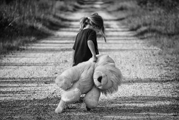Kindern fehlt oft der Halt, wenn sie unter Heimweh leiden. - © Symbolbild: Pixabay