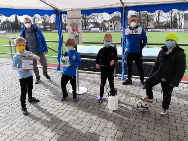 Fortuna Schlangen hat sich am Wochenende auf den Trainingsstart am Montag vorbereitet. Jugendobmann Detlef Baumeister (hinten links) und Marco Dornhof, Koordinator für Corona-Maßnahmen bei Fortuna, erhielten Unterstützung von (von links) Mark (8), Finn (8), Paul (9) und Mika (8) vom F1-Team. - © Dieter Vollmer