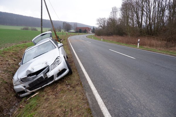 Erst am 12. Februar kam es auf der Grießemer Straße erneut zu einem Unfall. Ein Mercedes prallte zunächst gegen einen Mast und kam dann im Graben zum Stehen. - © Lorraine Brinkmann