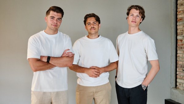 Matty Frommanns (v. l.), Tobias Schröders und Lukas Portmanns Eltern sind Lehrer. Die Bielefelder wollen Lehrkräften mit "Paddy" die Arbeit erleichtern. Die KI ging 2025 an den Start. - © Paddy