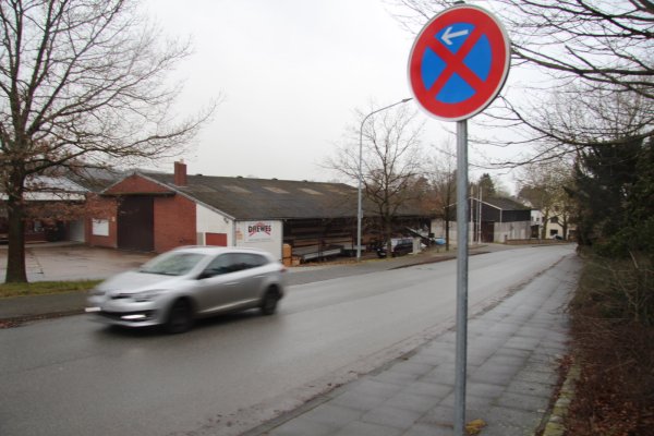 Vor der Dachdeckerfirma Drewes an der Wiembecker Straße herrscht auf beiden Seiten nun absolutes Halteverbot. - © Nadine Uphoff