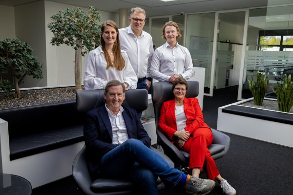 Die M-Group ist ein Familienunternehmen. Zum Vorstand gehören Leonie Röpke (hinten von links), Stefan Sasse, Bennet Röpke sowie Klaus und Anke Röpke (vorne). - © M-Group