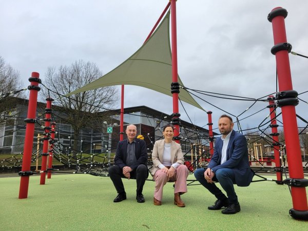 Thomas Rieß (Technisches Gebäudemanagement beim Kreis Lippe), Karen Zereike (Leiterin des Eigenbetriebs Schulen des Kreises Lippe) und Schulleiter Bernd Hendig präsentieren die neue Calisthenics-Anlage der Karla-Raveh-Gesamtschule. - © Vasco Stemmer