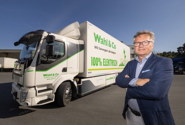 Seit über einem Jahr hat der Logistik-Unternehmer Jörn Wahl-Schwentker zwei E-Lkw in seiner Flotte. - © Oliver Krato