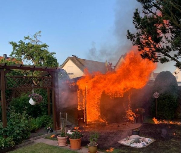 Die Hütte brannte bei Ankunft der Wehr bereits in voller Ausdehnung. - © Feuerwehr Lage