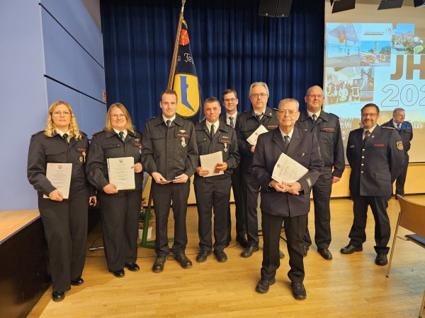 Bürgermeister Matthias Kalkreuter (Fünfter von links), Wehrführer Benjamin Brinkmeyer (Zweiter von links) und der stellvertretende Kreisbrandmeister Sascha Medina (links) ehrten Jaqueline Göserich (von links), Miriam Bicker und Matti Stölting für 25 Jahre Dienst in der Freiwilligen Feuerwehr Lage. Außerdem Martin Börchers (35 Jahre), Thomas Wedeking und Volker Cichos (je 50 Jahre). Es fehlt Dieter Mohrlüder (60 Jahre). Im Hintergrund steht Andreas Bicker. - © Astrid Sewing