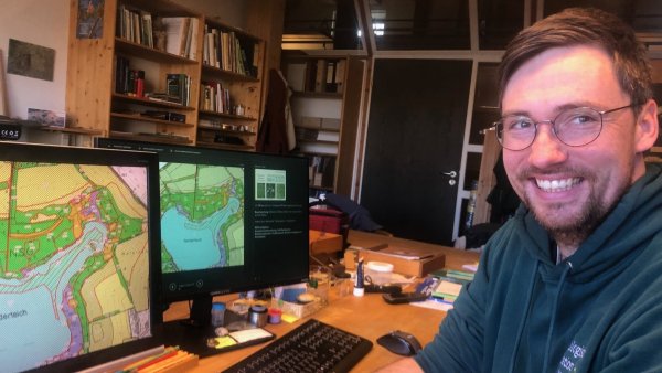 Fabian Fester. Der Biologe ist wissenschaftlicher Mitarbeiter der Biologischen Station. - © Martin Hostert
