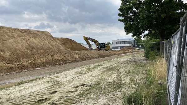 Auf dem bislang brachliegenden Grundstück an der Ohmstraße wird massenweise Erde bewegt. - © Jana Beckmann