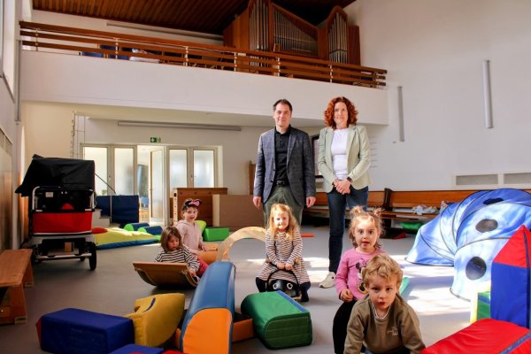 Dr. Sven Lesemann, Superintendent und Vorsitzender des Kirchenvorstandes, und Kitaleiterin Martina Bugs stehen im "Spielzimmer", in dem sonst eigentlich die Kirchenbesucher Platz genommen haben. Oben ist die Orgel zu sehen. - © Lorraine Brinkmann