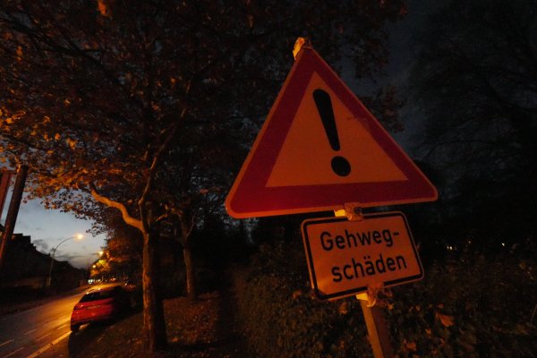 An der Friedhofsmauer an der Blomberger Straße (links) kam es im November 2022 zu einem schmerzhaften Sturz einer Seniorin. Der Fall beschäftigte sowohl das Landgericht Detmold als auch das Oberlandesgericht Hamm. - © Jost Wolf