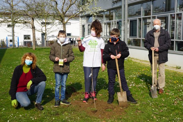 Auf dem Bild von links: Christiane Türke, Tom Petig, Miray Özcan, Marvin Wessel, Willi Hennebrüder. - © BUND Lemgo