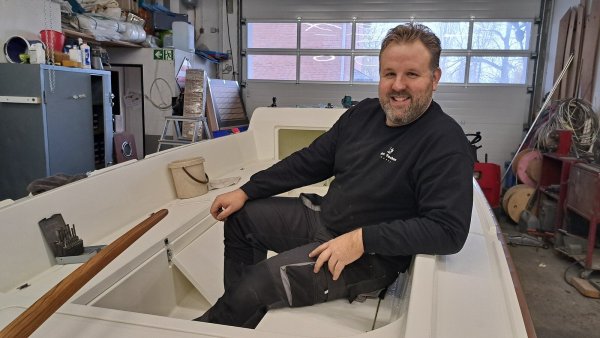 Pascal Ernst ist gelernter Bootsbauer und Geschäftsführer der "Neptun Yachten GmbH" in Rheda-Wiedenbrück im Kreis Gütersloh. - © Marion Pokorra