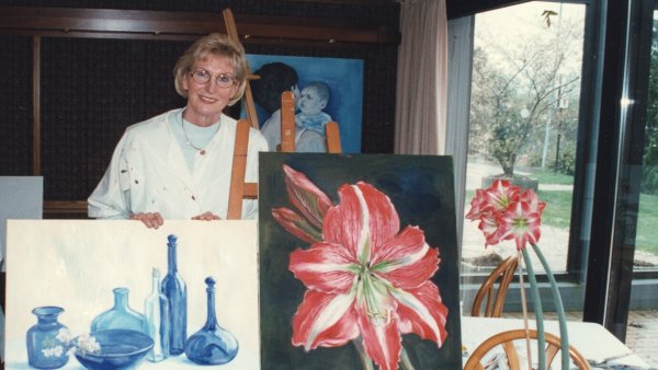 Doris Oeynhausen im Jahr 1998 mit ihren Bildern. - © Fotorechte: Ariane Oeynhausen