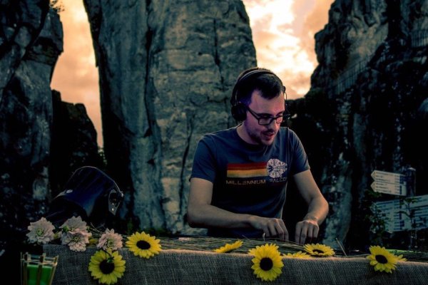 Das DJ-Projekt „Bill Jackin" aus Lemgo hat an den Externsteinen eine 90 minütige Session gedreht. - © Billy Jackin