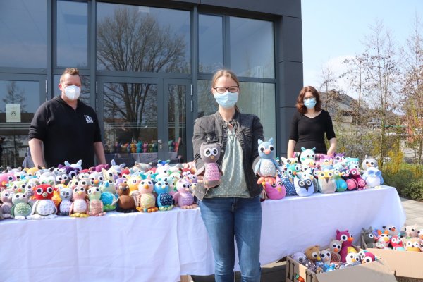 Daniël Quade (v. l.), Sabrina Karlem und Quartiersmanagerin Anna-Lena Bargfrede zeigen die Demenzeulen, die (nicht nur) Leopoldshöher in den vergangenen Monaten für einen guten Zweck gestaltet haben. - © Birgit Guhlke