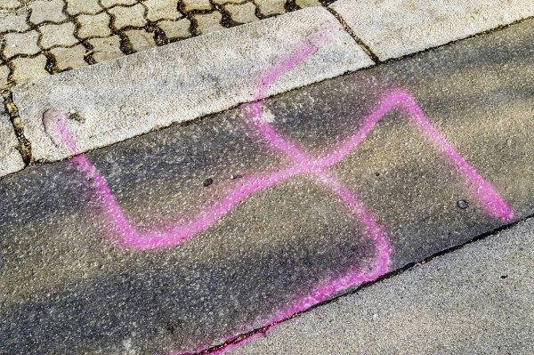 Hakenkreuz auf dem Schulhof: Der Rechtsruck, der durch Deutschland geht, ist auch bei Jugendlichen angekommen, zeigt eine Spurensuche quer durch OWL. - © imago/allOver