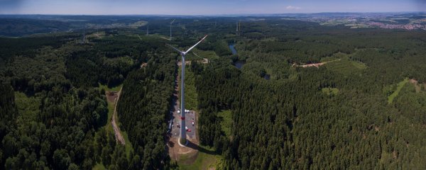Nahe Kassel drehen sich neun Windkraftanlagen im Forst. Die Städtischen Werke Kassel sehen große Ähnlichkeiten zu den Gegebenheiten auf der Gauseköte. - © Städtische Werke Kassel