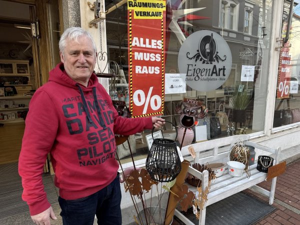 Hans-Richard Langhardt vor seinem Laden "EigenArt", den er vor sechs Jahren mit seiner Frau Andrea eröffnet hat und nun altersbedingt schließt. - © Sandra Castrup