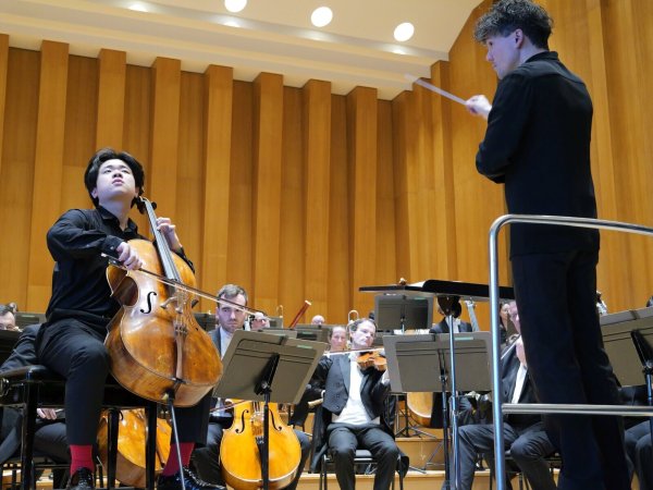 Grandioser Konzertabend mit der Nordwestdeutschen Philharmonie: Cellist Jaemin Han brilliert mit dem Cellokonzert d-Moll von Édouard Lalo unter Leitung von Gastdirigent Elias Grandy (rechts). - © Thomas Krügler